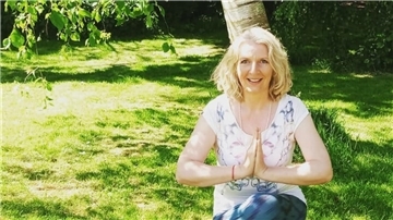 Frau in Yoga-Position