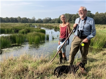Heike Vullmer und Jürgen Cassier von der Stiftung Naturschutz behalten die Wasserstände im Hatzter Moor im Auge.
