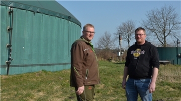 Heiko Peper (links) und Gerd Müller stehen auf dem Gelände ihrer Biogasanlage in Wense. 