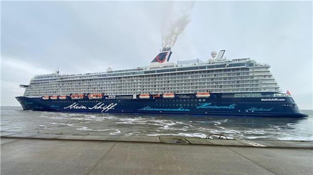 Kreuzfahrtschiff legt ab. 
