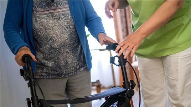 Mehrheit für Ende der Pflege-Zuzahlungen im Heim Heimbewohner und Heimbewohnerinnen müssen einen Eigenanteil für die Pflege beisteuern, der seit Jahren steigt.