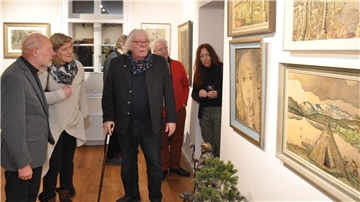 Hein Meyer (rechts) bei einer Führung durch seine Tügel-Sammlung - anlässlich eines Termins mit Vertretern des Bremervörder Stadtrates und des Ortsrates sowie Kunstfreunden aus der Region im Januar 2023.
