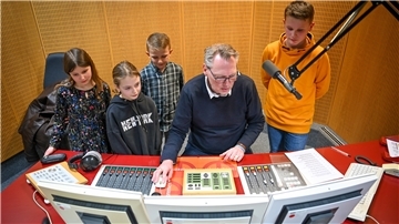 Hein Mück aus Bremerhaven ist wohl der berühmteste Matrosen der Welt. Delaya, Calito, Marit, und Costello (v. l.) hatten sich bei der NORDSEE-ZEITUNG beworben, um Texte für die CD einzusprechen, die zur Sail 2020 veröffentlicht werden soll. Und sie hatten Glück: Sie wurden ausgewählt. Gemeinsam mit Dirk Böhling sprachen die Kids die Texte ein.