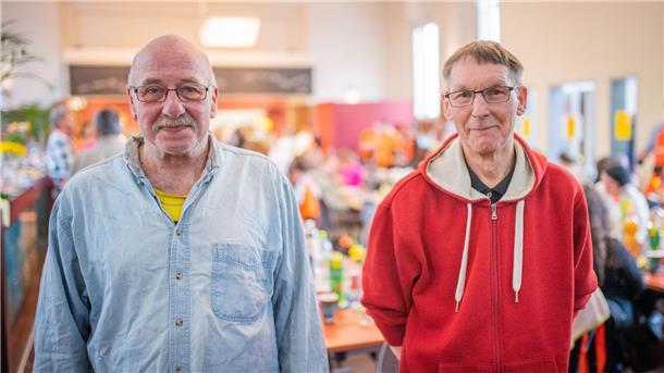 Ein Herz für 400 Bedürftige beim Oster-Festmahl in Bremerhaven Heiner Kluge (r.) und Karl Lösche (l.) waren das erste Mal dabei und freuten sich über das Angebot des Osteressens.