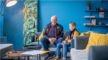 Opa und Enkel auf dem Sofa