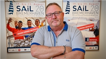 Heino Tietjen in der Sail-Ausstellung im Historischen Museum vor den Plakaten, die eigentlich für die Windjammer-Parade in diesem Jahr werben sollten.