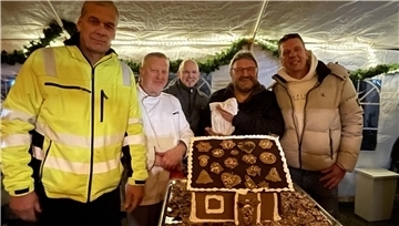 Heino und Detlef Fincken ersteigern das Knusperhäuschen beim letzten gemeinsamen Punschstand von der Bäckerei Wiechmann und dem Turnverein.