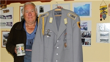 Ein Mann hält eine Jacke