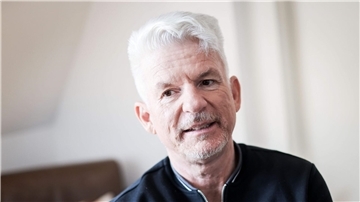 Heinz Strunk legt mit „Der gelbe Elefant“ neue Erzählungen vor.