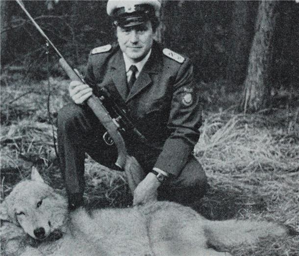 Heinz-Werner Hellbaum mit dem vor 50 Jahren von ihm bei Bötersen erlegten Wolf.