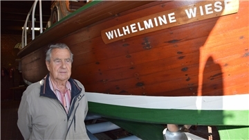 Heinz-Wilhelm Rohde steht neben der "Wilhelmine Wiese", dem ausgemusterten Rettungsboot in Fedderwardersiel. 