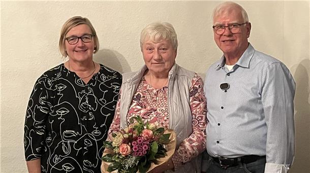 Heinz Wöltjen, Vorsitzender des DRK-Ortsvereins Klenkendorfer Mühle, und seine im November von den Mitgliedern im Amt bestätigte Stellvertreterin Angela Winternheimer ehrten Margret Wrissenberg für 30 Jahre Vorstandsarbeit.