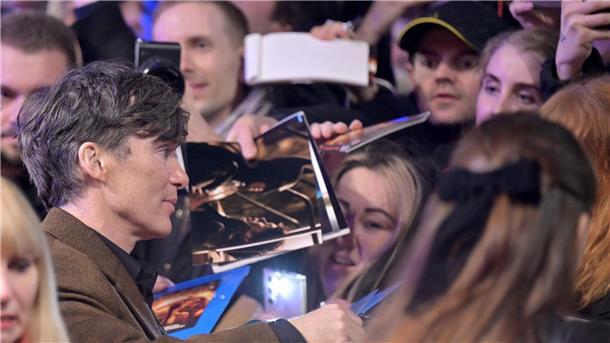 Heiß begehrt: Cillian Murphy gibt am Eröffnungsabend der Berlinale Autogramme.