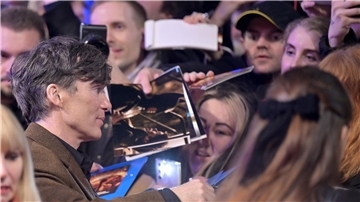 Heiß begehrt: Cillian Murphy gibt am Eröffnungsabend der Berlinale Autogramme.