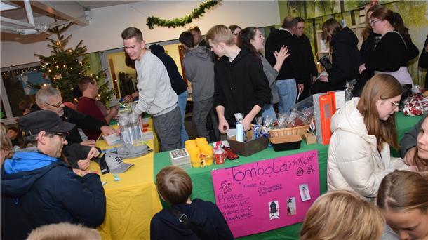 Heiß umlagert ist der Tombola-Stand in der Aula der Oberschule, bei der es viele Preise zu gewinnen gibt.