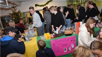 Heiß umlagert ist der Tombola-Stand in der Aula der Oberschule, bei der es viele Preise zu gewinnen gibt.