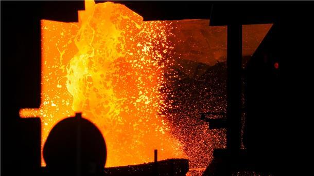 Die Industrie ist im Umbruch: Experten fordern neue Konzepte Heiße Schlacke aus der Eisenproduktion wird aus einem Torpedo-Pfannenwagen in eine Grube gekippt.