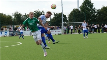 Fußball-Landesliga Malte Klockmann (TSV Wulsdorf, links) im Kopfballduell mit Marius Bruns (TuSpo Surheide).