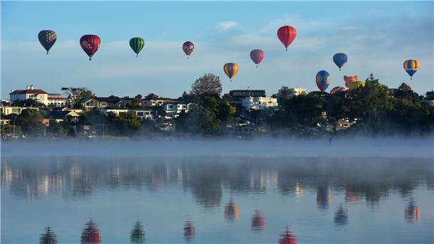 Bilder des Tages Heißluftballons fliegen anlässlich des fünftägigen „Balloons Over Waikato“-Festivals über der neuseeländischen Stadt Hamilton.