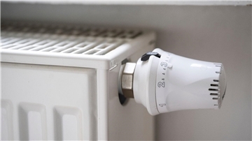 Heizkörper mit Thermostat.