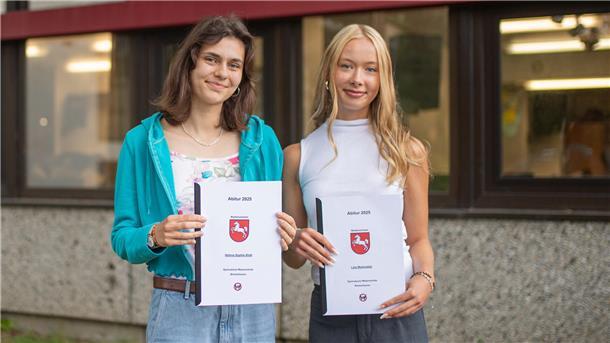 Helena Sophie Klatt (links) und Lisa Markowski vom Kreisgymnasium Wesermünde gehören zu den Einser-Abiturientinnen 2025.