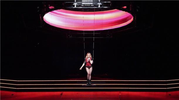 Luft, Feuer, Wasser: Helene Fischer startet Megatour Helene Fischer begeistert ihre Fans mit einer spaktakulären Show.