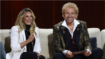 Helene Fischer unterhält sich mit Thomas Gottschalk auf der Couch von „Wetten, dass..?“ (2021).