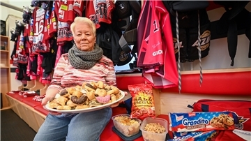 Eine Frau hält Kekse