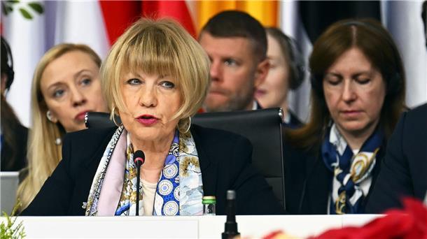 Helga Maria Schmid  bleibt vorerst Generalsekretärin der Organisation für Sicherheit und Zusammenarbeit in Europa (OSZE).