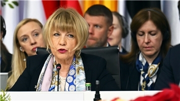 Helga Maria Schmid  bleibt vorerst Generalsekretärin der Organisation für Sicherheit und Zusammenarbeit in Europa (OSZE).