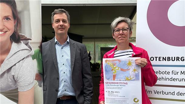 Helge Baumann (AOK) und Susanne Otzipka (Rotenburger Werke)