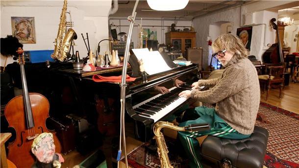 Helge Schneider am Klavier in seiner Wohnung in Mülheim an der Ruhr