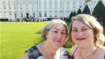 Helke Sievert mit ihrer Mutter Karin beim Bürgerfest in Berlin.