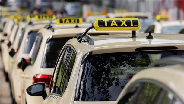 Taxis werden bunter Hell-Elfenbein heißt die typische Farbe für Taxis.