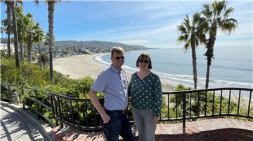 Hella Dohrmann und ihr Mann Jens Dohrmann vor dem Strand von Laguna Beach (Kalifornien).