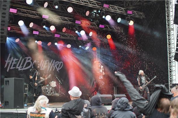 Hellboulevard im strömenden Regen