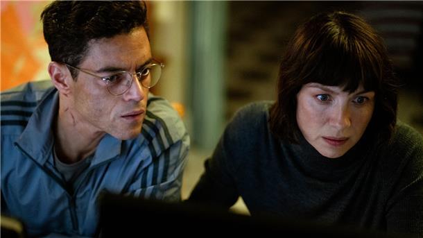 Heller (Rami Malek, links, mit Caitriona Balfe) will in „The Amateur“ die bestrafen, die schuld sind am Tod seiner Frau.