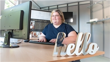 „hello“ heißt es auf den beiden Schreibtischen im halbrunden Coworking Space an der Deichstraße 29/Alter Deichweg 15 in Cuxhaven. Neben diesem gibt es bereits einen zweiten Arbeitsraum, der gemietet werden kann. Ein weiterer soll entstehen.
