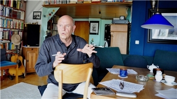 Helmut Debus in seinem Arbeitszimmer in Hammelwarden an der Weser. Hier entstehen seine Gedichte und Songs.