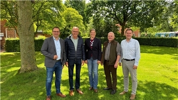 Helmut Haak (Zweiter von links) wurde feierlich von Stefan Imbusch(Aufsichtsratsvorsitzender, von links), Dr. Diane Wischner-Pingel (Geschäftsführerin), Eckhard Bammann und Marc Benninghoff (stellvertretender Aufsichtsratsvorsitzender)in den Ruhestand verabschiedet. 