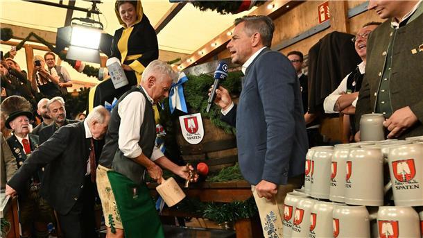 Anzapf-Trainer Huber coacht Rathauschefs seit über 40 Jahren Helmut Huber ist beim Anzapfen ganz nah beim Oberbürgermeister.