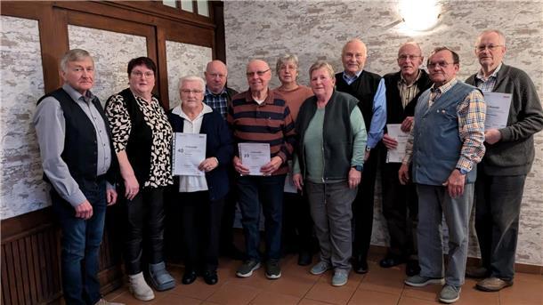 Helmut Neufeld (von links), Karin Schröder-Logemann, Meta Dreyer (40 Jahre Mitglied), dahinter Detlef Jacobs (Schatzmeister), Peter Schröder (25 Jahre), Edeltraud Flathmann (10 Jahre), Erika Gehlken (Zweite Vorsitzende), Fritz Metscher (10 Jahre), Richard Böttjer (25 Jahre) und Joachim Flathmann (10 Jahre). Vorne rechts: Dieter Wintjen (Kreisverband SoVD Rotenburg).