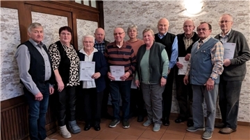 Helmut Neufeld (von links), Karin Schröder-Logemann, Meta Dreyer (40 Jahre Mitglied), dahinter Detlef Jacobs (Schatzmeister), Peter Schröder (25 Jahre), Edeltraud Flathmann (10 Jahre), Erika Gehlken (Zweite Vorsitzende), Fritz Metscher (10 Jahre), Richard Böttjer (25 Jahre) und Joachim Flathmann (10 Jahre). Vorne rechts: Dieter Wintjen (Kreisverband SoVD Rotenburg).
