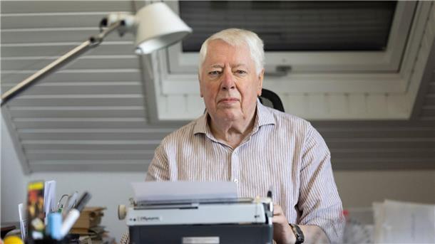 50 Jahre John Sinclair - Sein Autor hat den Horror im Kopf Helmut Rellergerd tippt seine Geschichten auf einer Schreibmaschine.