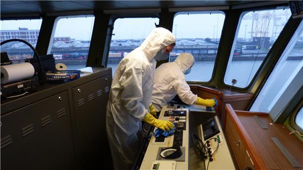 Helmut Staats und sein Team setzen bei ihrer Tätigkeit keine Chemie ein, betont der 56-Jährige. Bei den Einsätzen, zum Beispiel auf einer Schiffsbrücke, wird iede Armatur einzeln abgewischt.