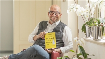Helmut Stapel hat unter dem Pseudonym Arthur Block einen Roman über den Corona-Ausbruch geschrieben.