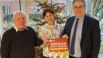 Helmut Sündermann (Kreisseniorenrat), Ursula Seidler-Braun (Senioren- und Pflegestützpunkt Landkreis) und Landrat Marco Prietz machen mit der Plakataktion auf das Thema Einsamkeit aufmerksam und ermutigen dazu, sich Hilfe zu holen und die bestehenden Angebote zu nutzen.