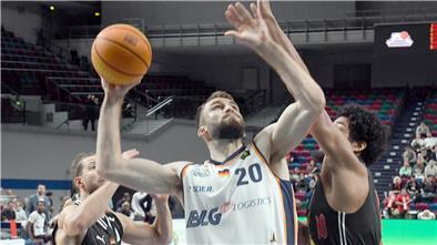 Hendrik Drescher (Mitte) ist im Sommer 2024 von den Eisbären Bremerhaven zu den Gladiators Trier gewechselt.
