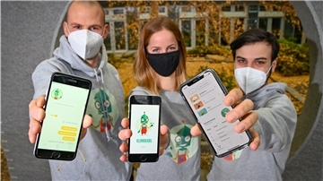 Hendrik Hinrichs, Kirsten Hillebrand und Jan Esmaeili wollen mit ihrem Chatbot KlimaKarl ökologische Nachhaltigkeit fördern.