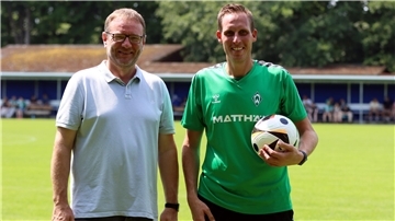 Hendrik Lemke (40, rechts) erlebte an der Seite von Werder-Chef-Coach Thomas Horsch als Torwarttrainer eine sehr gute erste „Halbzeit“.
